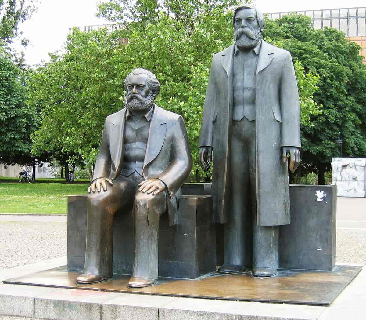Statue av Karl Marx ogFriedrich Engels i Berlin.