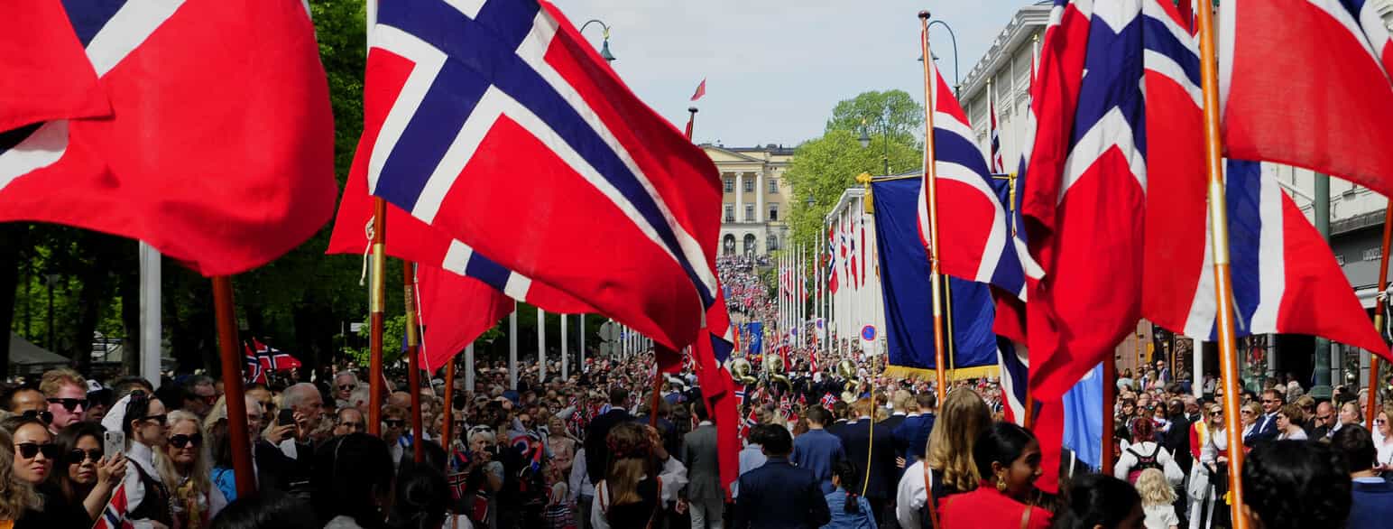 Flagg i 17. mai-tog i Oslo