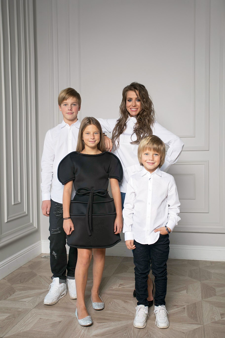 Юлия Барановская с сыновьями Артемом и Арсением и дочерью Яной