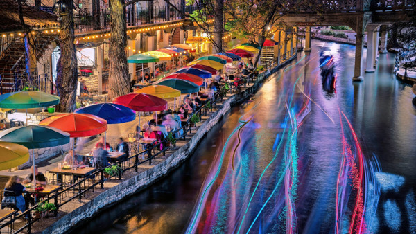 Unterwelt voller Lebenslust: Der San Antonio River fließt eine Etage unter dem Straßenniveau durch die Stadt und wird von Dutzenden Restaurants gesäumt.
