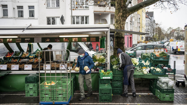 Der Gemüsestand Melzer auf dem Wochenmarkt auf dem Stephansplatz in Hannover am Freitag