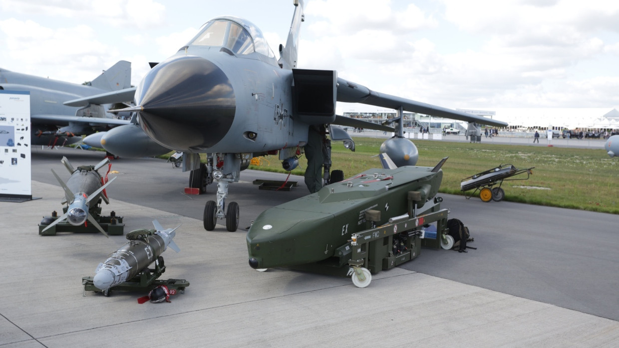 Der Marschflugkörper Taurus vor seinem deutschen Trägerflugzeug, dem Tornado