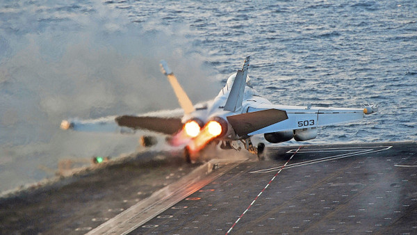 Bald in der Luftwaffe? Eine amerikanische F-18 beim Katapultstart vom Flugzeugträger USS Carl Vinson