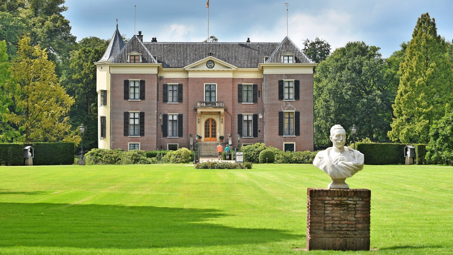 Letzte Station: Im Schloss Doorn konnte der abgesetzte Kaiser Wilhelm II. nur noch einen Miniaturhofstab halten. Das hinderte ihn aber nicht daran, sich wie ein Weltenherrscher aufzuführen.