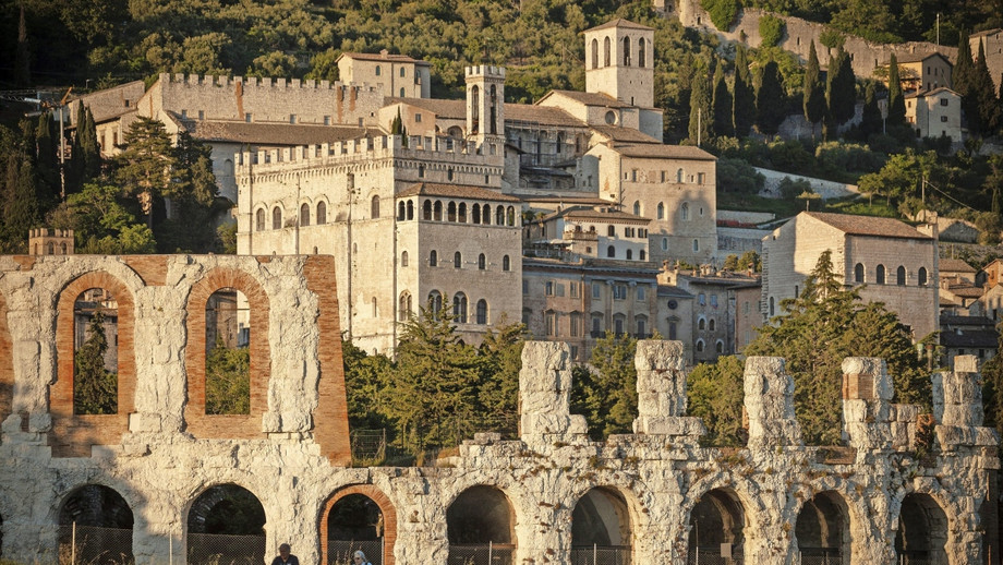 Irdische Schönheit: Der Franziskusweg ist auch jenseits der Spiritualität voller Schätze. Das römische Theater und der Palazzo dei Consoli in Gubbio sind nur zwei davon.