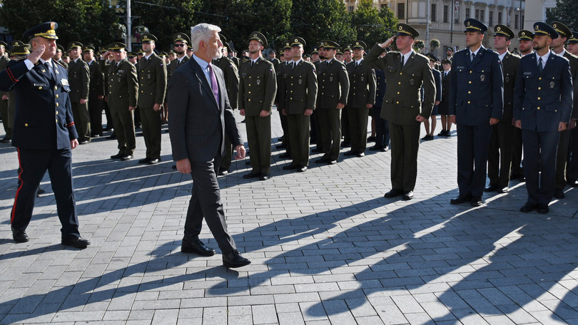 Univerzita obrany vyřadila dvě stovky absolventů, poprvé za účasti prezidenta