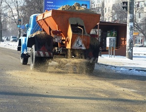 Дороги Одессы засыпают сотнями тонн песка