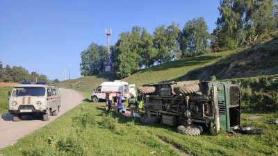 На Алтае опрокинулся грузовик с людьми