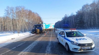 На тюменской трассе столкнулись два автомобиля. Один человек погиб (ФОТО)