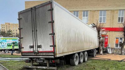 В Железноводске фура протаранила «Газель» и въехала в супермаркет