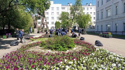 В Екатеринбурге обновляют цветники к лету (ФОТО)