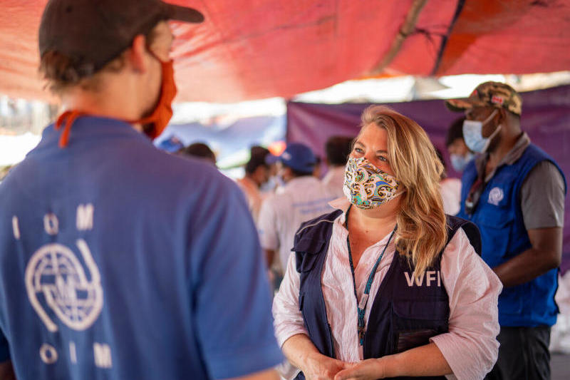 Sheila Grudem, seniornødhjelpskoordinator for WFP i Cox’s Bazar snakker med en IOM-ansatt i flyktningsleiren Kutupalong Balukhali. Foto: WFP/Sayed Asif Mahmud