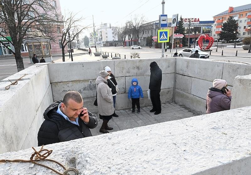 Жители города во временном укрытии от обстрелов. Фото: Анатолий Жданов / Коммерсантъ