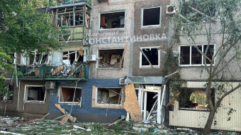 Ночью россияне ударили по Константиновке управляемой авиабомбой КАБ-500. Есть раненые, разрушено много квартир. Фото: Типичная Константиновка/Telegram