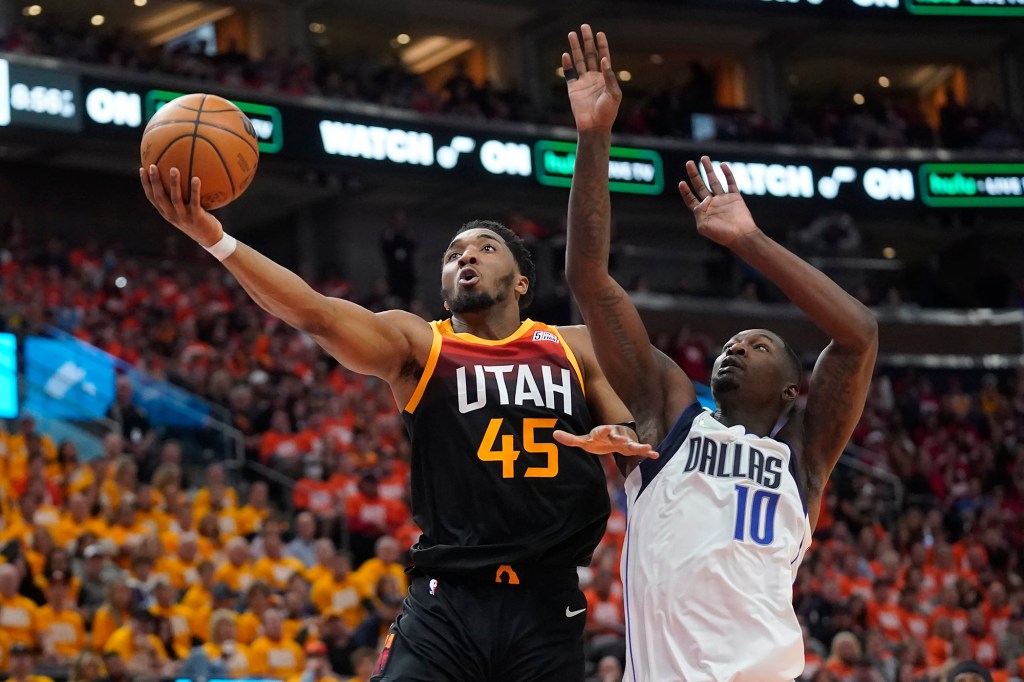 Jazz guard Donovan Mitchell (45) against the Mavericks on April 22, 2022.