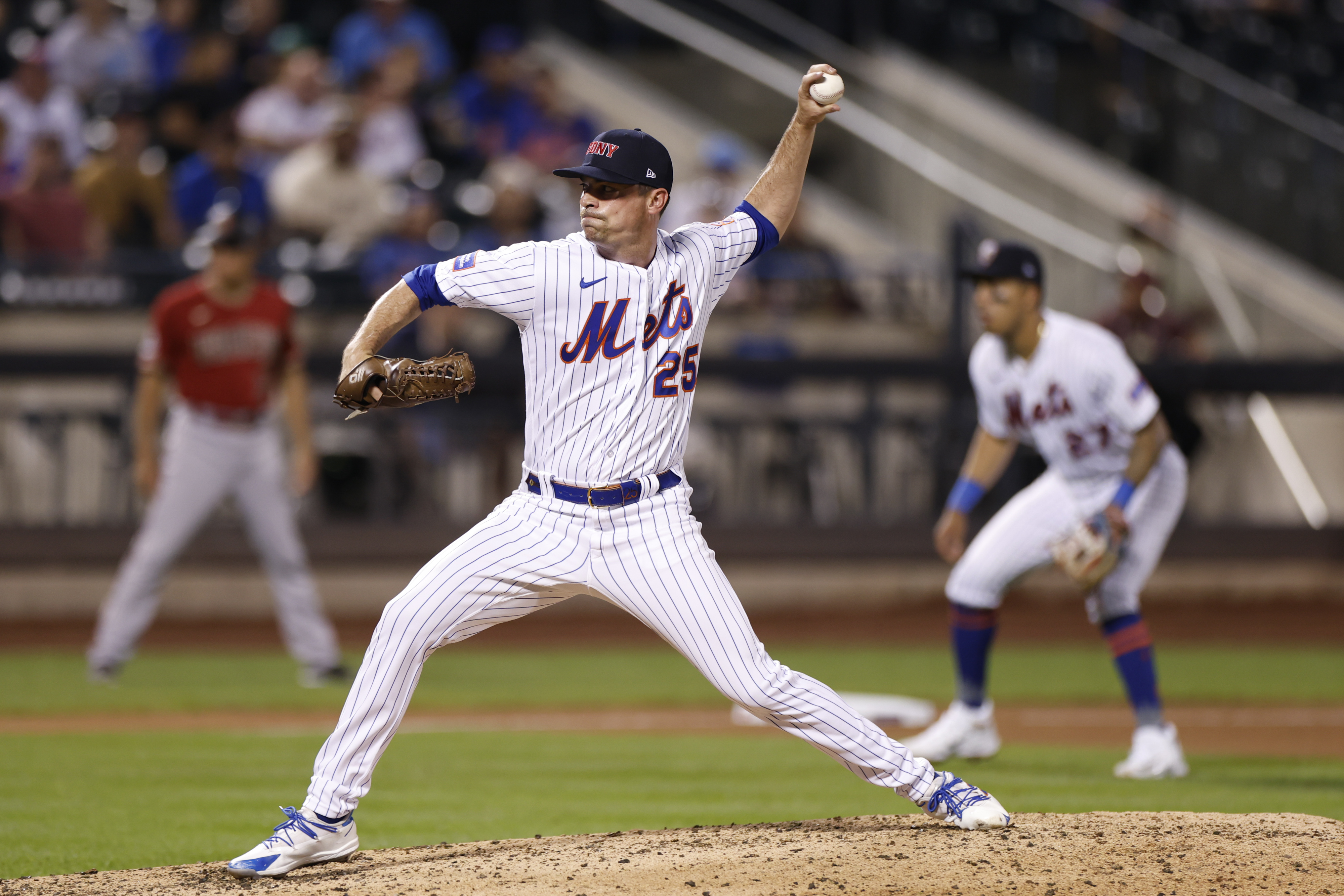 New York Mets relief pitcher Brooks Raley throws a baseball in a game against the Arizona Diamondbacks on September 11, 2023 in Queens, NY.