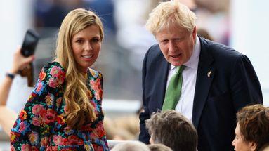 Le Premier ministre britannique Boris Johnson et son épouse Carrie assistent au concert du jubilé de platine devant Buckingham Palace, le 4 juin 2022.