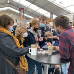 Messebesucher am Physics for Food Stand auf der MeLa