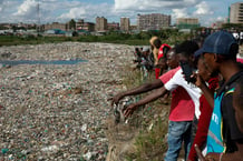 Au bord de la décharge où neuf corps ont été retrouvés, à Nairobi, le 12 juillet 2024. © SIMON MAINA / AFP