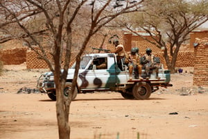 Des soldats burkinabè patrouillent dans un village du département de Gorgadji, le 3 mars 2019. © Luc Gnago/Reuters