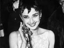 Одри Хепберн и ее единственный «Оскар» (за фильм «Римские каникулы»), 1954 г.