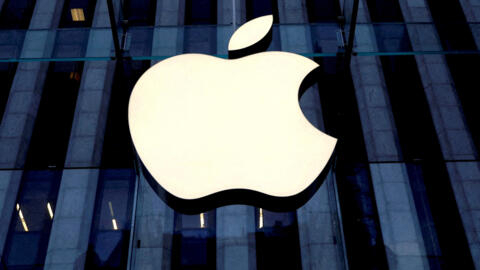 Le logo Apple est accroché à l'entrée de l'Apple store sur la 5ème Avenue à Manhattan, New York, États-Unis, le 16 octobre 2019.