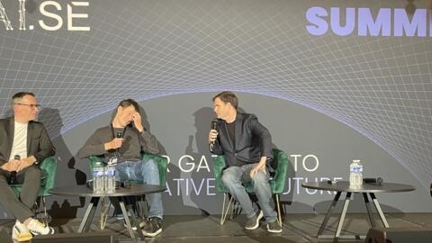 Sur la scène du Raise summit : Arthur Mensch (Mistral) avec Jonathan Roos (Groq).