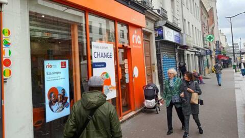 Un magasin d'envoi d'argent rue de Paris, à Montreuil, en région parisienne, le 9 avril 2024, très utilisé par des ressortissants sénégalais pour envoyer de l'argent à leur famille.