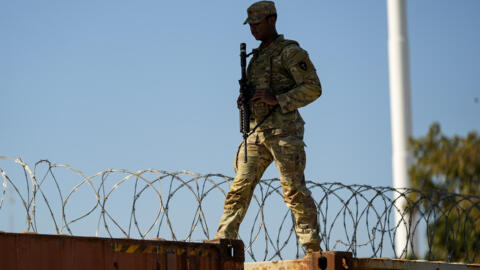 Un garde marche le long de la frontière Texas-Mexique, le mercredi 3 janvier 2024, à Eagle Pass, Texas.