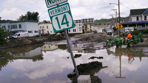 Un tracteur évacue l'eau d'une entreprise inondée. Le 12 juillet 2023, à Barre, État du Vermont, États-Unis.