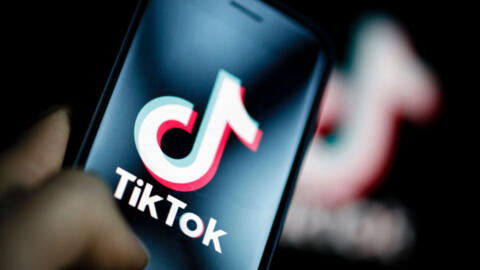Un écran avec le logo de TikTok.