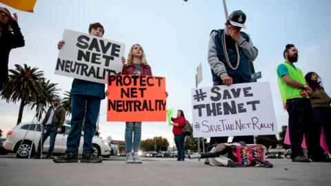 Les partisans de la neutralité du net protestent contre la décision de la FCC de supprimer ce principe. Los Angeles, États-Unis, le 28 novembre 2017.