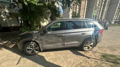 Машина вылетела на тротуар и сбила детей на перекрестке в Воронеже