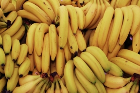 Врачи рекомендовали есть больше бананов и чеснока для улучшения пищеварения