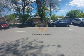 В Саратове иномарка с мертвым водителем протаранила припаркованные автомобили