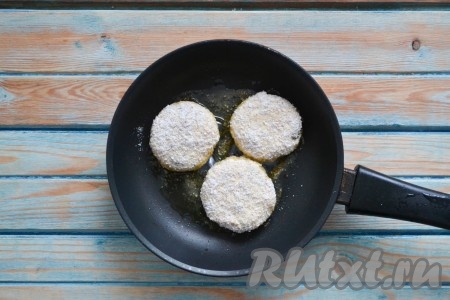 Разогреть сковороду и влить в нее 1 столовую ложку растительного масла. Через минуту сделать огонь ниже среднего и выложить сырники. Крышкой не накрывать.
