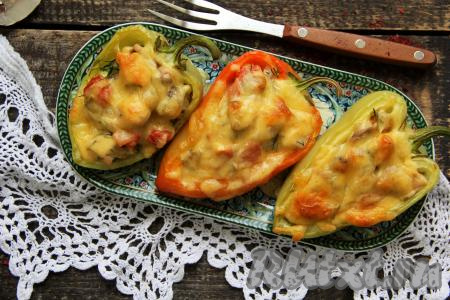 Половинки перцев, фаршированные курицей и грибами в духовке