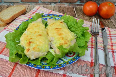 Вкусные, нежные отбивные из куриного филе под сочной "подушкой" из кабачков и аппетитной сырной корочкой подать к столу в тёплом виде, дополнив гарниром на ваш выбор.