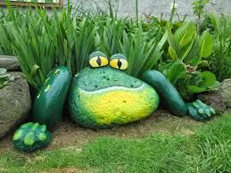 .AWESOME painted stone frog.. What a cool piece of art for the garden!!: 