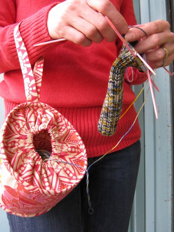 Bolsa para las agujas y la lana (Such a clever idea for your yarn. Why the heck didn't I think of this????): 