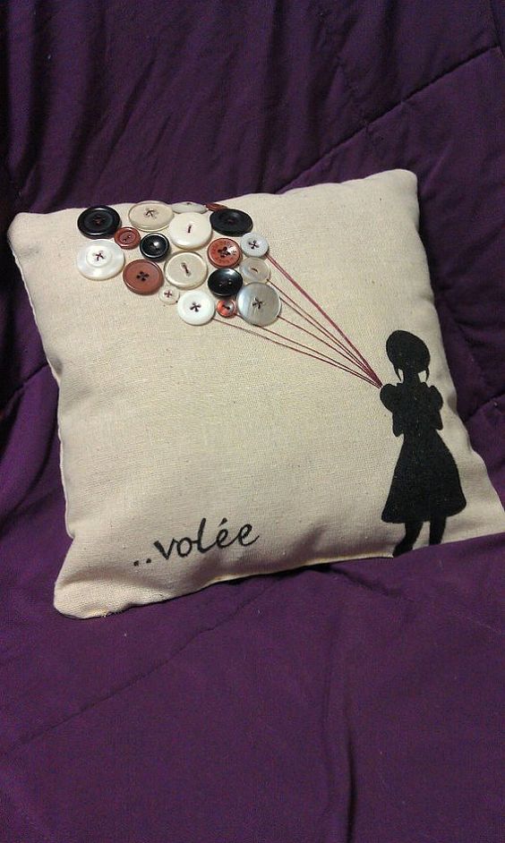 button balloons on a pillow: 