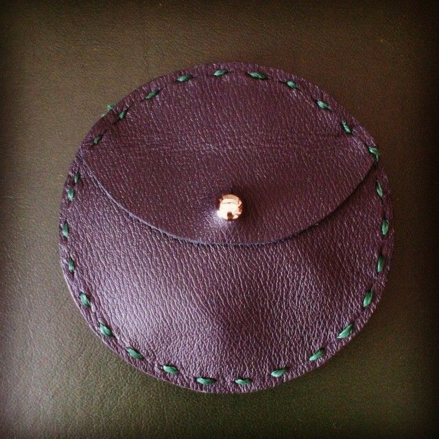 Monedero hecho a mano en piel negra y costuras en verde. Cierre de gemelo. Realizado por Irene Feijoo. Handmade Wallet in black leather and green stitching. Closing twin. Made by Irene Feijoo.: 