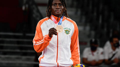 L'Ivoirienne Ruth Gbagbi avec sa médaille de bronze lors des Jeux olympiques de Tokyo 2021.