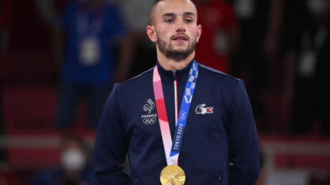 Le Français Steven Da Costa, médaille d'or autour du cou, le 5 août 2021.