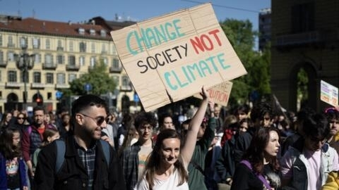 Des étudiants défilent lors d'une manifestation du mouvement Fridays for future pour le changement climatique, à Turin le 19 avril 2024.