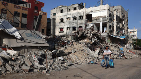 الدمار في رفح (جنوب قطاع غزة) إثر غارة إسرائيلية على منطقة مخصصة للنازحين الفلسطينيين، 26 أيار/مايو 2024. 

