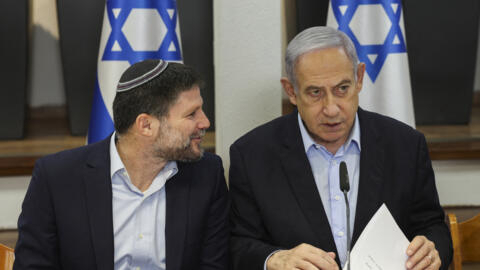 رئيس الوزراء الإسرائيلي بنيامين نتانياهو ووزير المالية بتسلئيل سموتريتش يحضران الاجتماع الأسبوعي لمجلس الوزراء في وزارة الدفاع في تل أبيب في 7 يناير 2024.