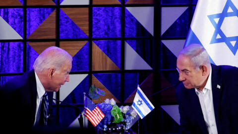 الرئيس الأمريكي جو بايدن خلال اجتماع مع رئيس الوزراء الإسرائيلي بنيامين نتانياهو، أثناء زيارته لإسرائيل 18 تشرين الأول/أكتوبر 2023. 