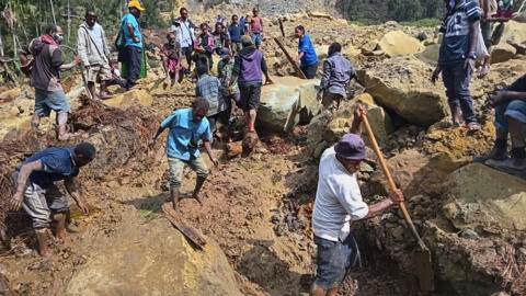 قرويون يبحثون وسط انهيار أرضي في يامبالي، بابوا غينيا الجديدة، 26 أيار/مايو 2024. 
