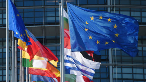 Le drapeau européen et les drapeaux des pays membres de l'Union européenne, le 2 juillet 2019, devant le Parlement européen de Strasbourg.